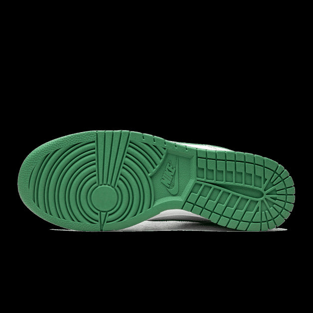 Groene Nike Dunk Low sneakers met opvallend patroon op de zool