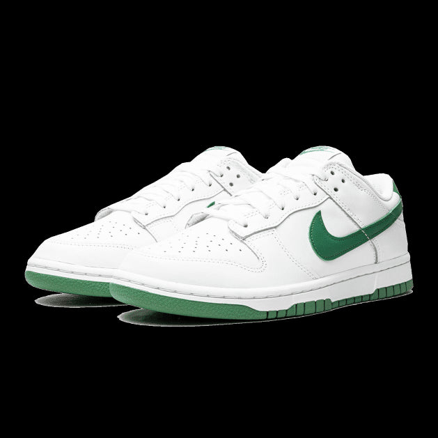 Witte Nike Dunk Low sneakers in een groene kleuraccent op een groen achtergrond. De klassieke Nike-sneakers hebben een soepel leren bovenwerk met perforaties en een groene Swoosh-logo op de zijkant.