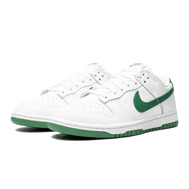 Witte Nike Dunk Low sneakers in een groene kleuraccent op een groen achtergrond. De klassieke Nike-sneakers hebben een soepel leren bovenwerk met perforaties en een groene Swoosh-logo op de zijkant.