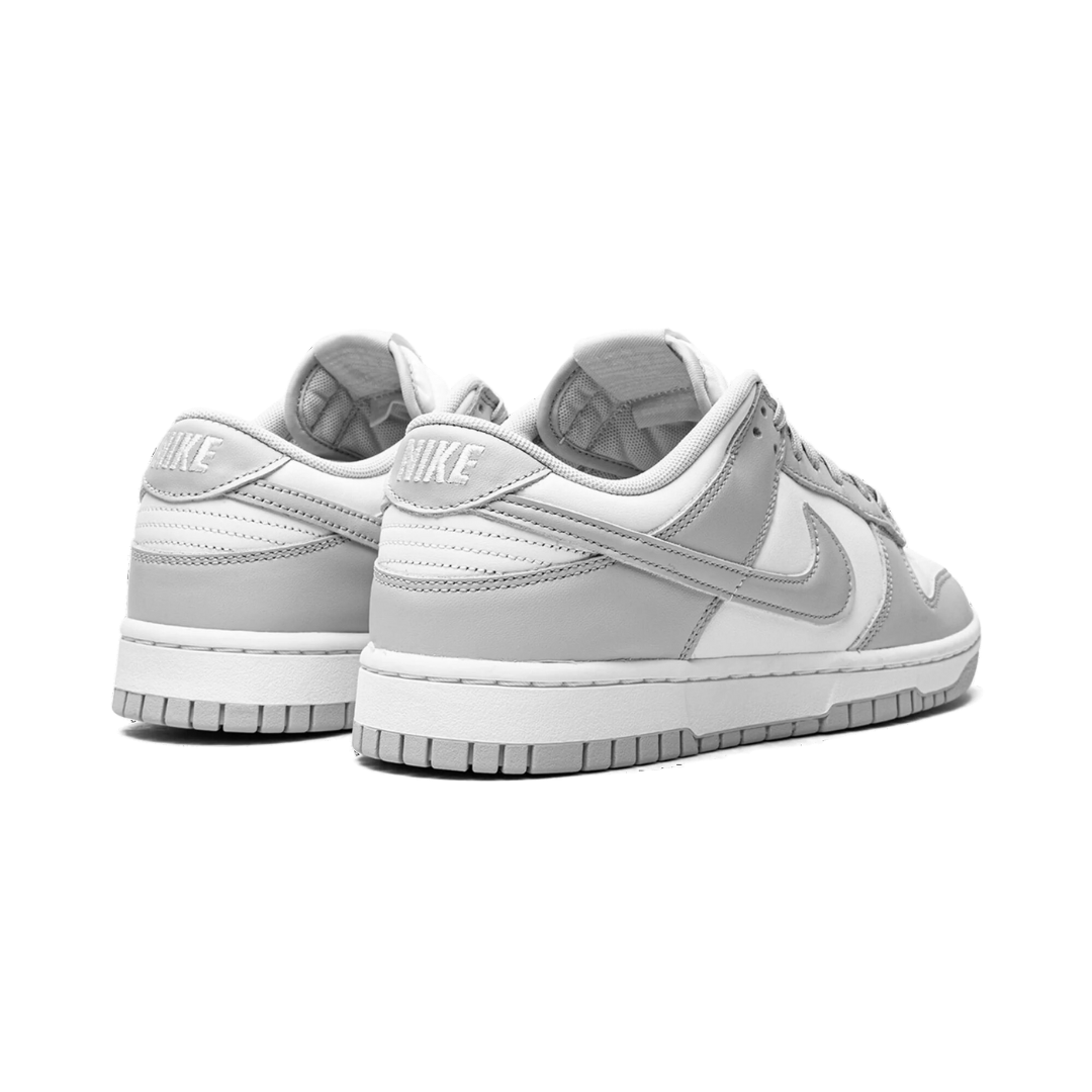 Nike Dunk Low Grey Fog - Exclusieve grijze sneakers met wit leren bovenwerk en kenmerkende Nike accenten. Deze tijdloze schoenen zijn perfect voor elke stijlvolle outfit.
