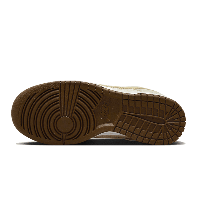 Nike Dunk Low Hemp Coconut Milk - Trendy en duurzame sneakers met gedurfd design en comfortabele zoolconstructie.