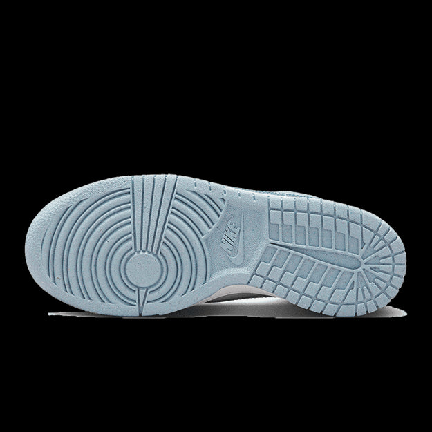 Nike Dunk Low Hologram - Moderne lichtgrijze sneakers met uniek holografisch design en geribbelde zool voor optimaal comfort en stijl.