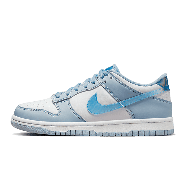 Nike Dunk Low Hologram sneakers met licht blauwe en witte kleuren op een groene achtergrond