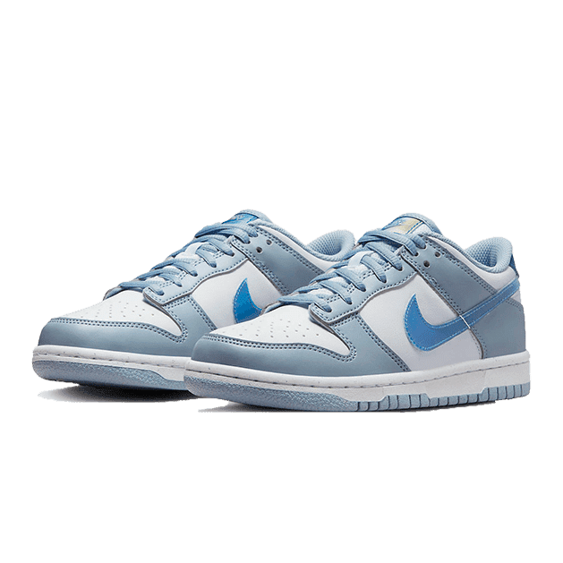 Nike Dunk Low Hologram - Moderne sneakers met een opvallende hologramachtige print op de zijkanten, in lichte en donkere tinten blauw.