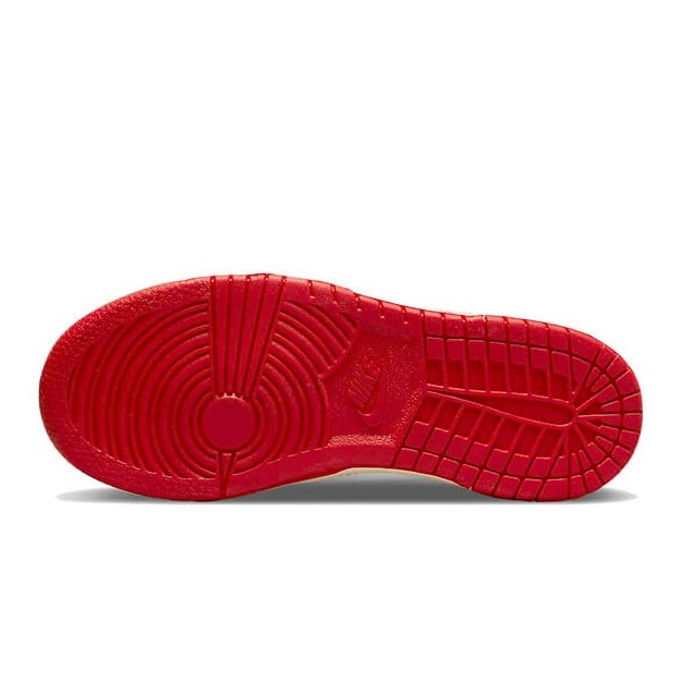 Rode Nike Dunk Low Hot Curry Game Royal sneakers met opvallende, geprofileerde zool