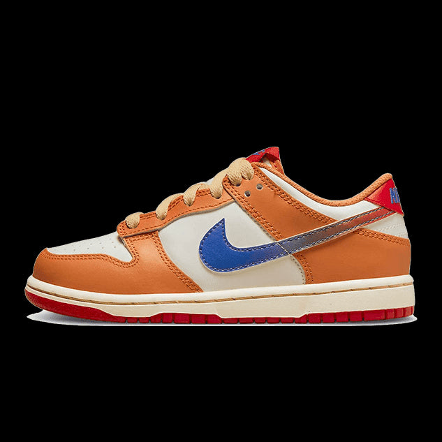 Oranje Nike Dunk Low Hot Curry Game Royal sneakers op groene achtergrond