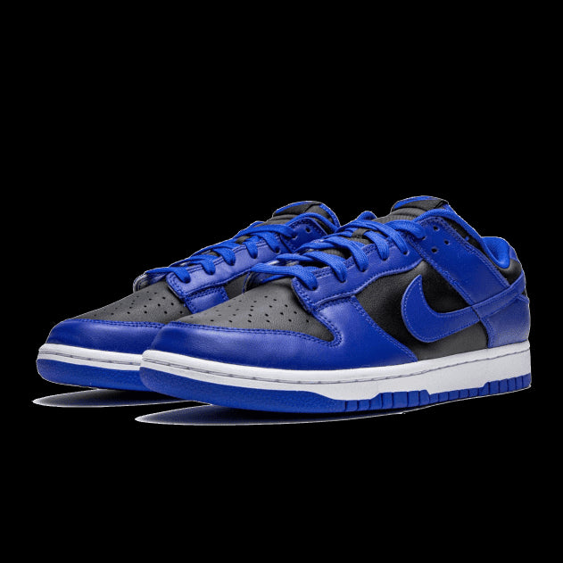 Nike Dunk Low Hyper Cobalt - Klassieke sneakers in een opvallende blauwe kleur met sportieve details. Deze schoenen zijn essentieel voor elke liefhebber van trendy, stijlvolle streetwear.