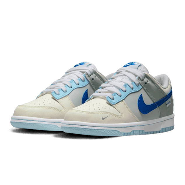 Witte Nike Dunk Low sneakers met hyper blauwe accenten op een effen groene achtergrond. De sneakers hebben een klassiek ontwerp met een vetersluiting, perforaties in de zijkanten en een Nike swoosh op de zijkant.