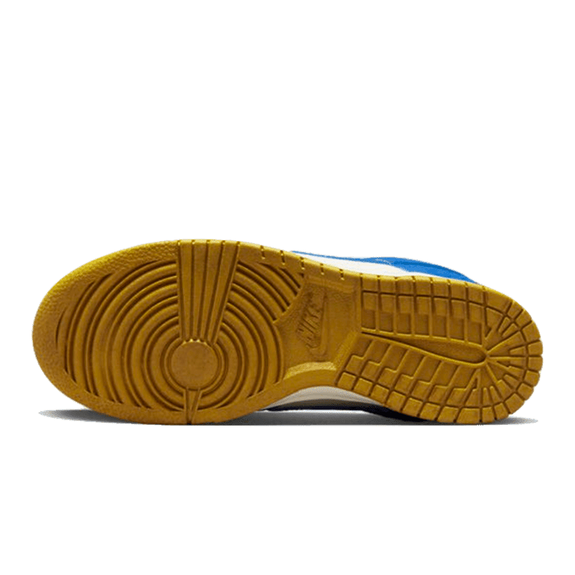 Moderne Nike Dunk Low Kansas City Royals sneakers met een geribbeld rubberen zool en een klassieke blauwe en oranje kleurencombinatie.