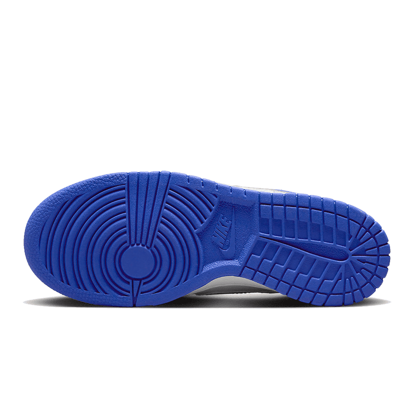 Blauwe Nike Dunk Low sneakers met een opvallende zool en karakteristieke markeringen op het oppervlak. Deze sportieve schoenen zijn perfect voor dagelijks gebruik of tijdens het sporten.