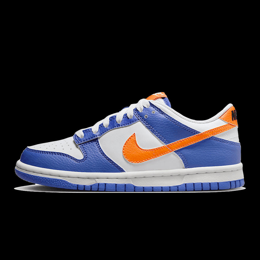 Blauwe Nike Dunk Low Knicks sneakers met oranje accenten