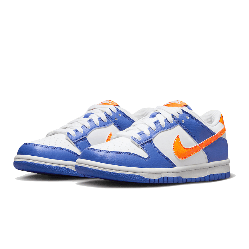 Moderne Nike Dunk Low Knicks sneakers. Opvallende kleurencombinatie van wit, blauw en oranje. Versterkte veters en hak voor optimaal draagcomfort. Ideaal voor een casual of sportieve lifestyle.