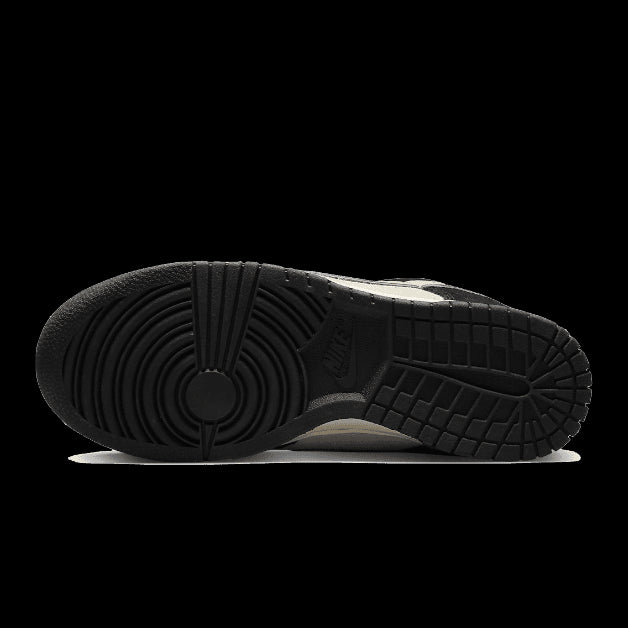 Nike Dunk Low LX Black Team Gold - Sportieve sneakers met zwarte en gouden accenten op een stevige zool