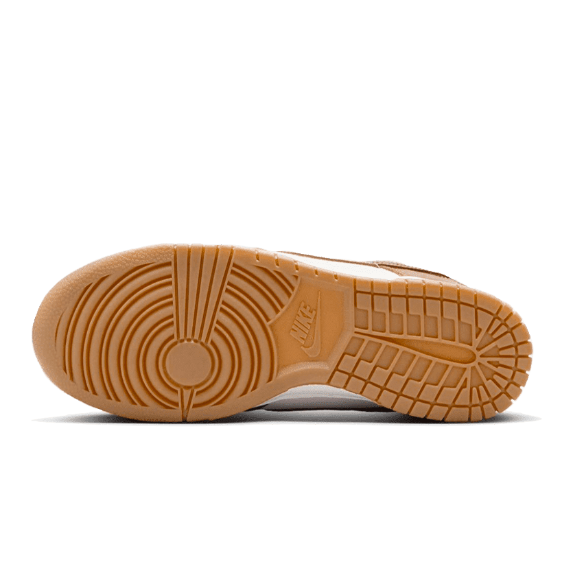 Nike Dunk Low LX Brown Ostrich - Unieke sneaker met een bruin ostrichlederen bovenwerk op een gum-rubberen zool.