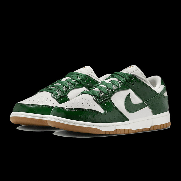 Groene Nike Dunk Low LX Gorge Ostrich sneakers op een groene achtergrond. De schoenen hebben een wit en groen leren ontwerp met contrasterende accenten.