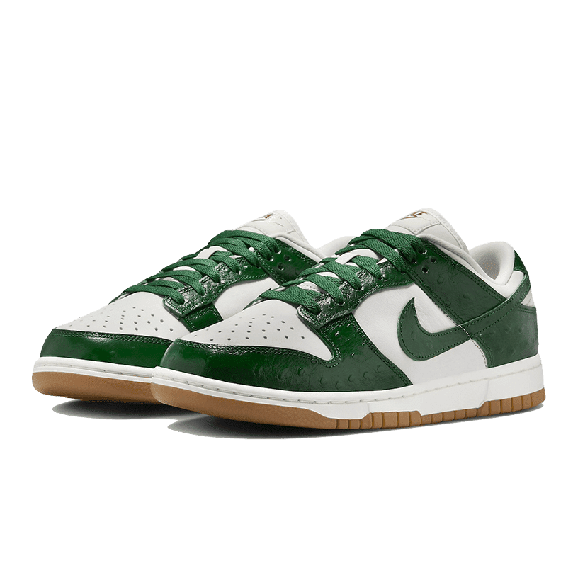 Groene Nike Dunk Low LX Gorge Ostrich sneakers op een groene achtergrond. De schoenen hebben een wit en groen leren ontwerp met contrasterende accenten.