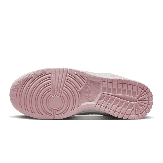 Roze Nike Dunk Low LX sneakers met subtiele texturen en reliëf op de zool