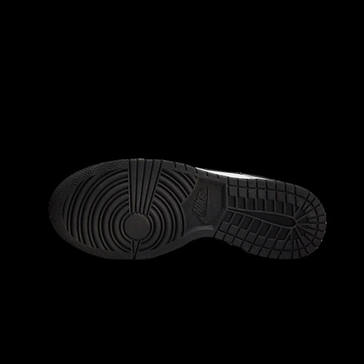 Zwart, doelmatig Nike Dunk Low-sneakerprofiel op een zwarte achtergrond