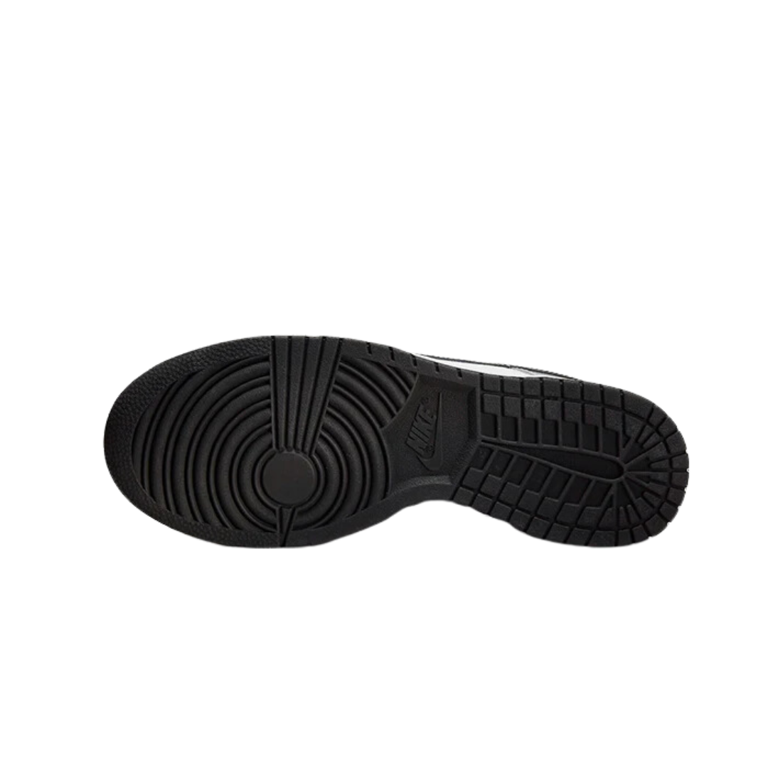 Zwart, doelmatig Nike Dunk Low-sneakerprofiel op een zwarte achtergrond