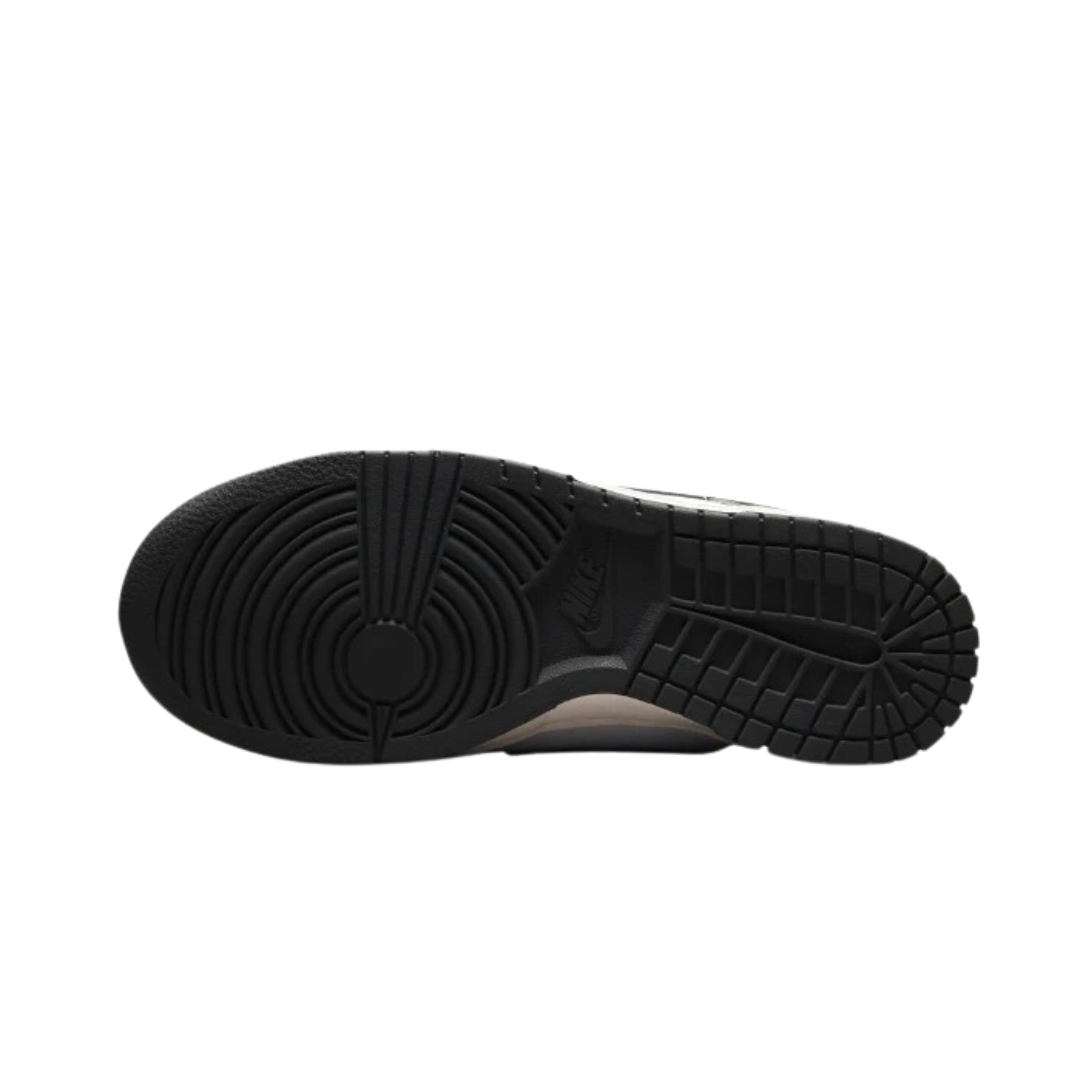 Nike Dunk Low Light Smoke Grey - Klassieke sneaker met licht grijze bovenkant en zwarte zool