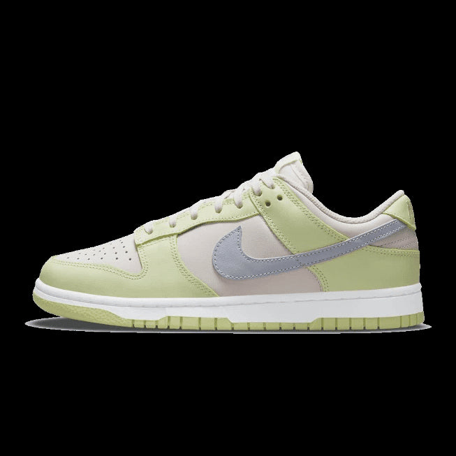 Trendy Nike Dunk Low Lime Ice sneakers op groen gekleurde achtergrond