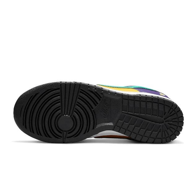 Zwarte Nike Dunk Low Lisa Leslie sneakers met gele, paarse en witte details op de zool