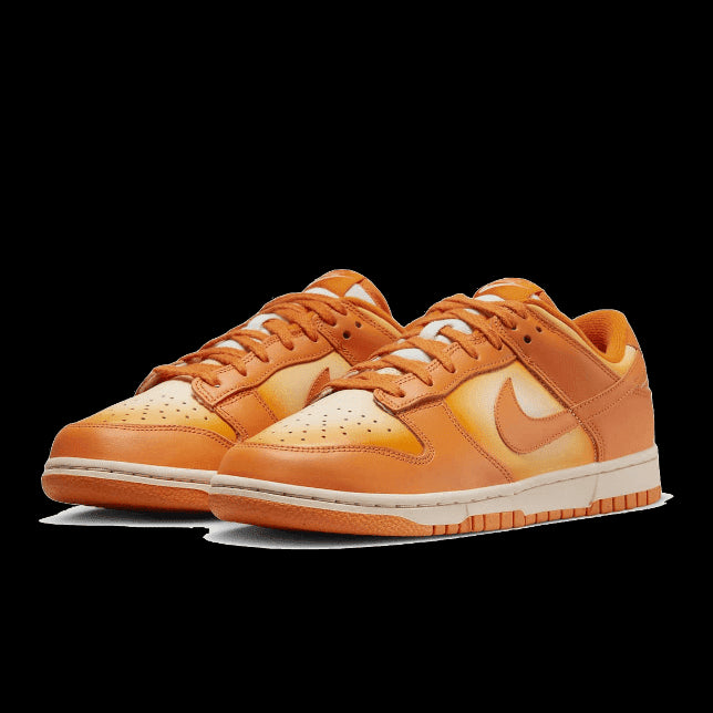 Stijlvolle Nike Dunk Low Magma Orange sneakers op een groen oppervlak