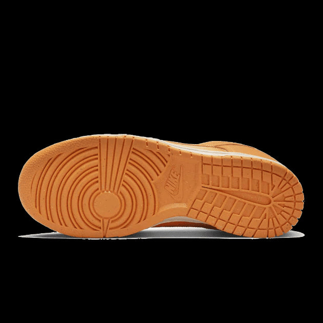 Nike Dunk Low Magma Orange sneakers op roestvrij stalen groen oppervlak