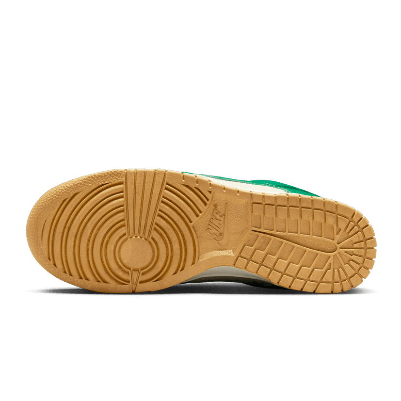 Nike Dunk Low Malachite University Gold sneakers op grond