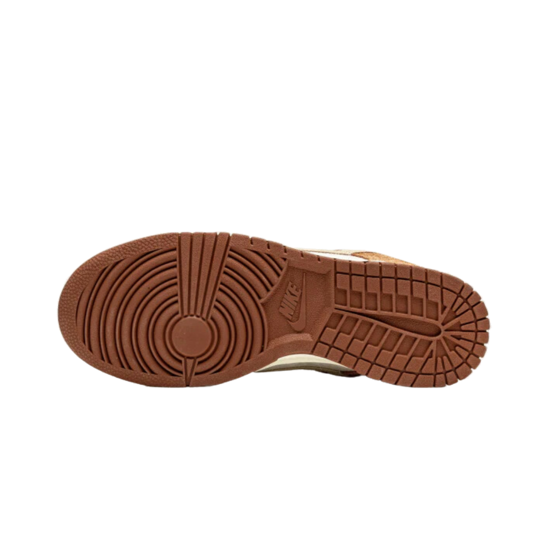Nike Dunk Low Medium Curry - Bruine leren sneakers met geruite patroon op zool