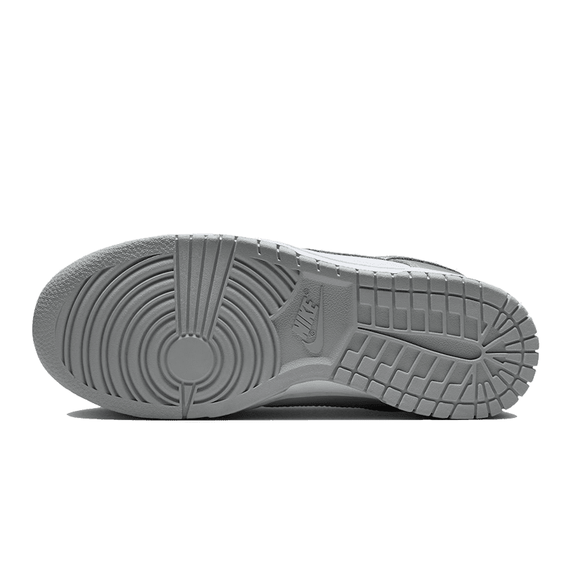 Zilveren Nike Dunk Low sneakers met een stijlvolle design en goed grippatroon