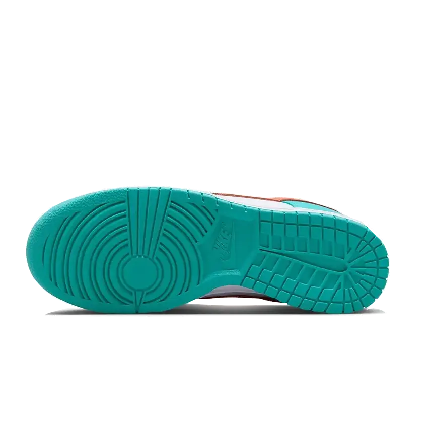 Gekleurde Nike Dunk Low Miami Dolphins sneakers op een witte achtergrond