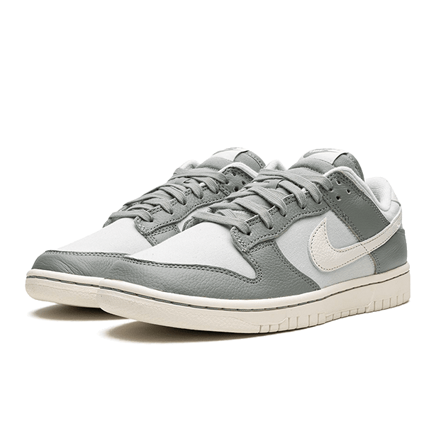 Nike Dunk Low Mica Green - Modieuze sneakers in grijze en witte tinten op een effen achtergrond