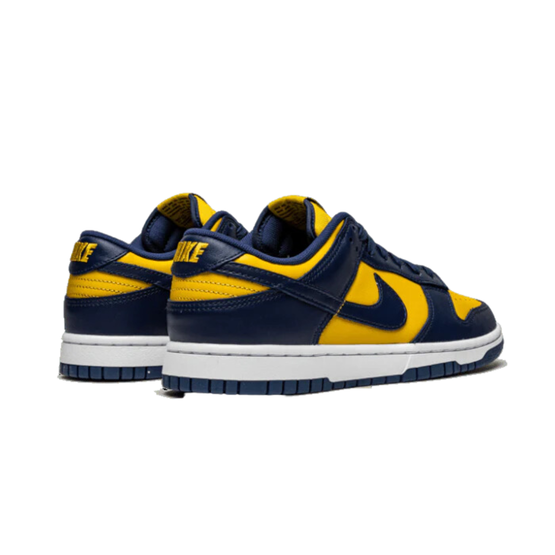 Marineblauwe en gele Nike Dunk Low Michigan sneakers met kleurrijke details en stijlvolle voetbalkunstige ontwerpen.
