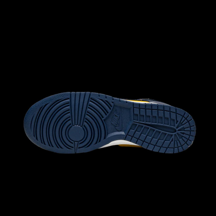 Exclusieve Nike Dunk Low Michigan sneakers met een donkerblauwe bovenlaag en opvallend gele zool.