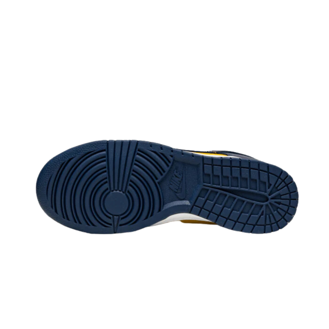 Exclusieve Nike Dunk Low Michigan sneakers met een donkerblauwe bovenlaag en opvallend gele zool.