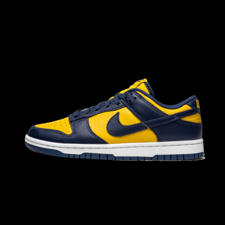 Elegante Nike Dunk Low Michigan-sneakers in marineblauw en geel. De kenmerkende Nike-swoosh in geel contrasteert mooi met het donkerblauwe materiaal. Deze exclusieve sneakers zijn een must-have voor elke sneakerfan die zijn stijl wil upgraden.