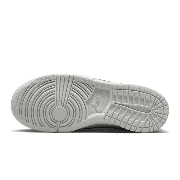 Moderne Nike Dunk Low Mineral Teal sneakers met een stijlvol, meerkleurig design en een opvallend zoolpatroon.