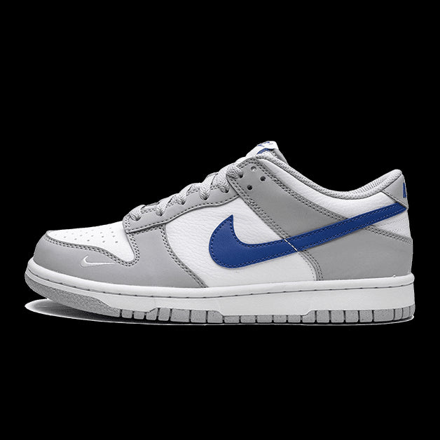 Nike Dunk Low Mini Swoosh Wolf Grey Game Royal
Stijlvolle sneakers met grijs en blauw kleurenschema