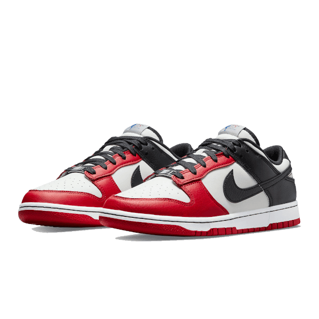 Nike Dunk Low NBA 75th Anniversary Chicago Bulls sneakers op groene achtergrond