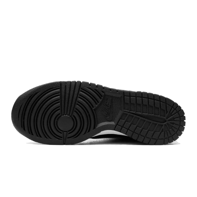 Zwarte Nike Dunk Low NBA 75th Anniversary Spurs sneakers met een duurzaam en stijlvol design.