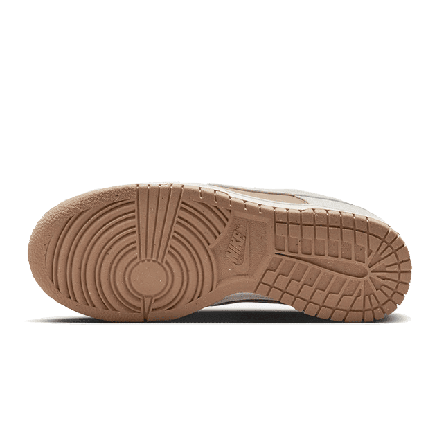 Nike Dunk Low Next Nature Beige Sail - Klassieke sneaker met robuuste rubberen zool en beige/zandkleurig ontwerp