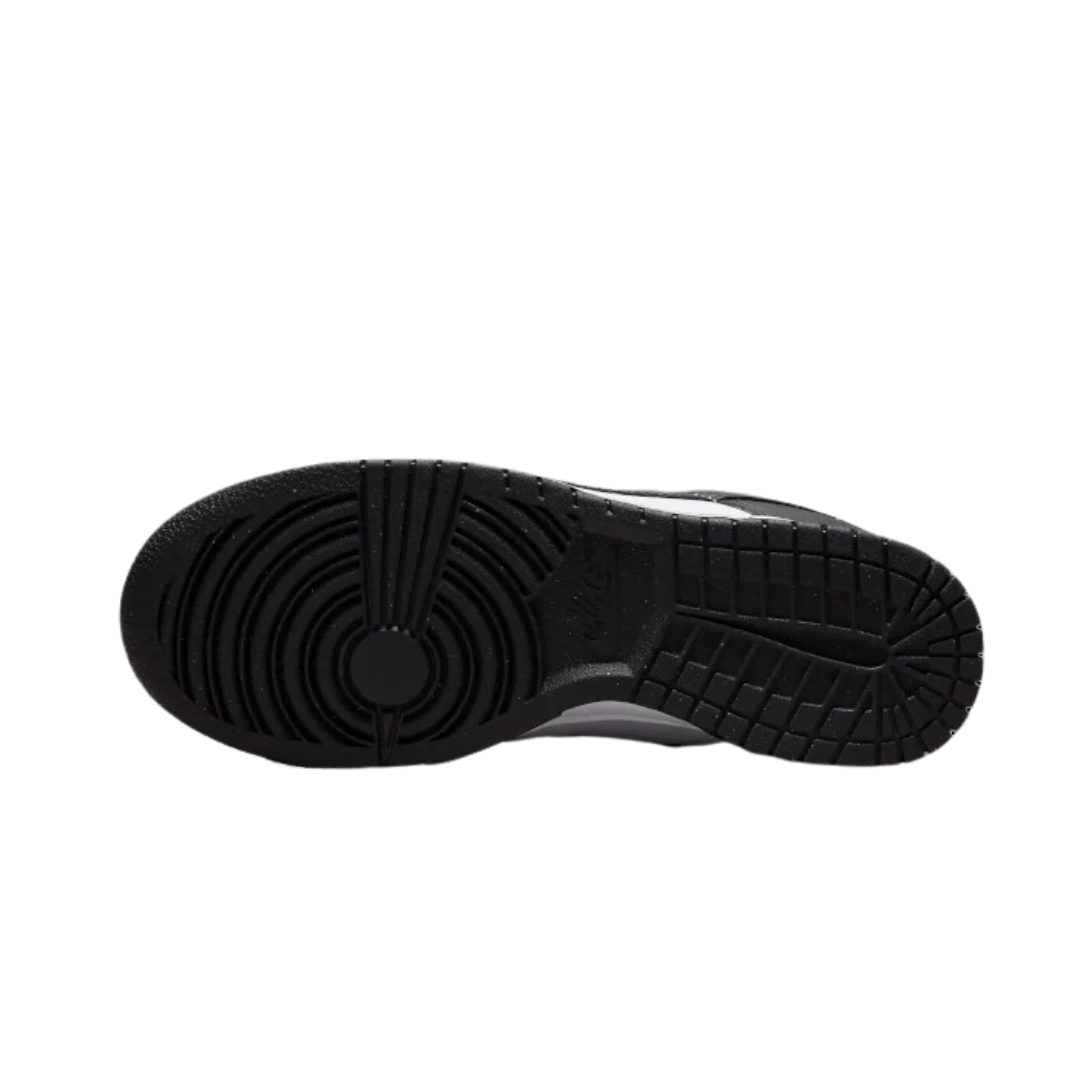 Stevige Nike Dunk Low Next Nature sneakers in zwart-wit op zwarte achtergrond