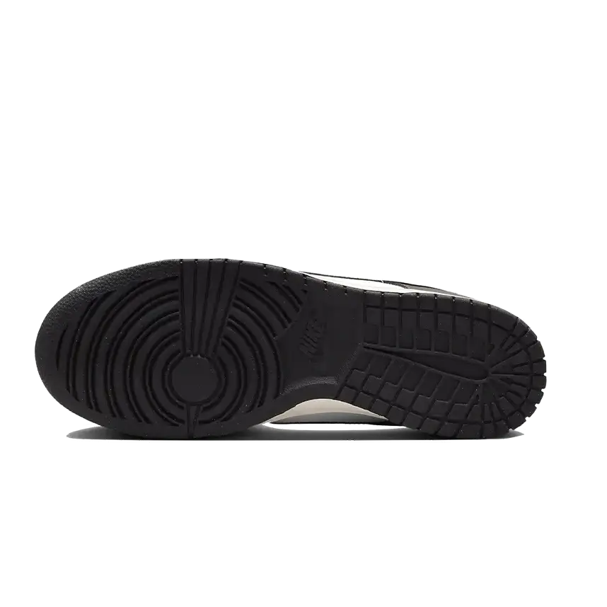 Zwarte Nike Dunk Low Next Nature Cacao Wow sneakers met een robuuste, textuur gewelfde zool op een witte achtergrond.