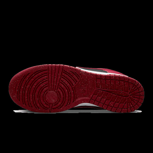 Rode lage Nike Dunk-sneakers met een donkertalige zool en een duurzaam ontwerp