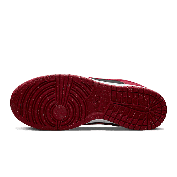 Rode lage Nike Dunk-sneakers met een donkertalige zool en een duurzaam ontwerp