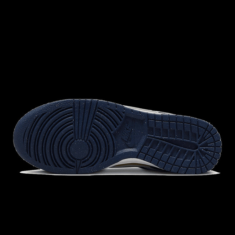 Elegant lage Nike Dunk Low Next Nature schoenen in een subtiel marineblauw en gouden kleurenschema