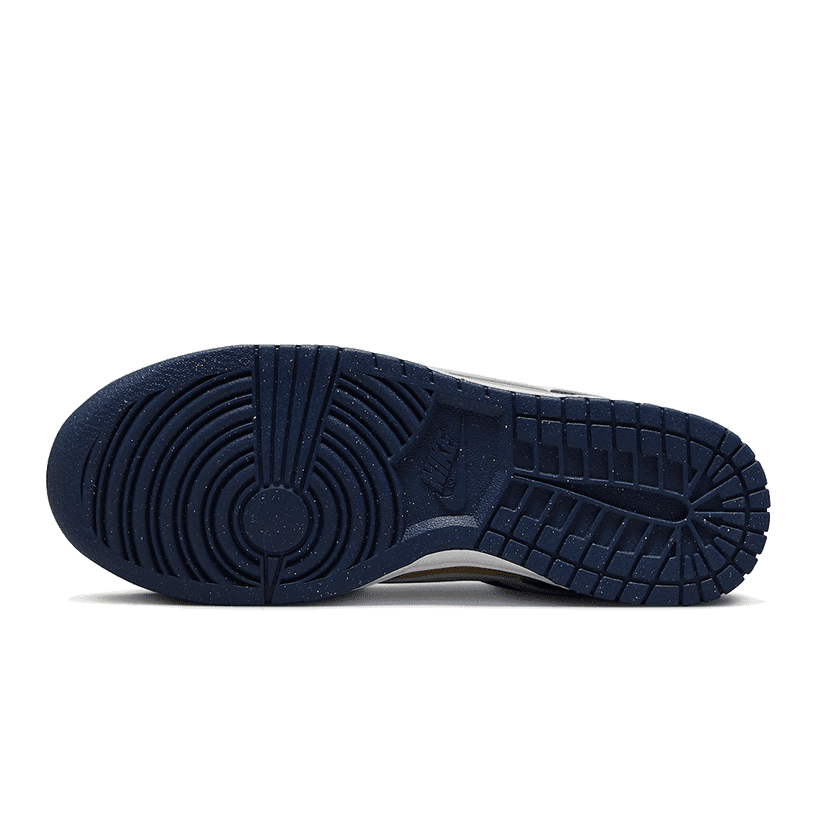 Elegant lage Nike Dunk Low Next Nature schoenen in een subtiel marineblauw en gouden kleurenschema