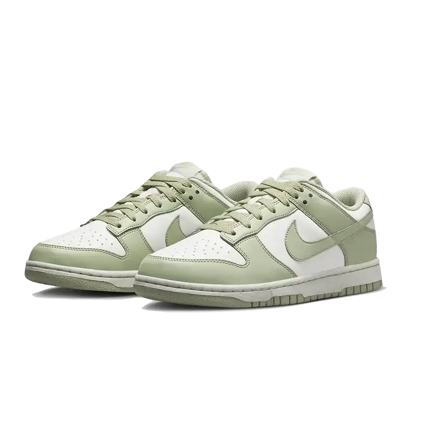 Nike Dunk Low Next Nature Olive Aura - Moderne sneakers met een duurzame look in een lichte olijfgroene tint, perfect voor een geavanceerde en milieubewuste stijl.