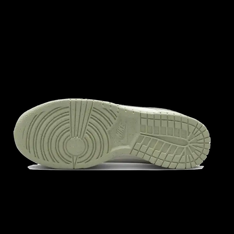 Nike Dunk Low Next Nature Olive Aura - Exclusieve sneakers met een duurzame, milieuvriendelijke uitstraling. De ribbelzool biedt een stabiele en comfortabele pasvorm voor uw dagelijkse stappen.
